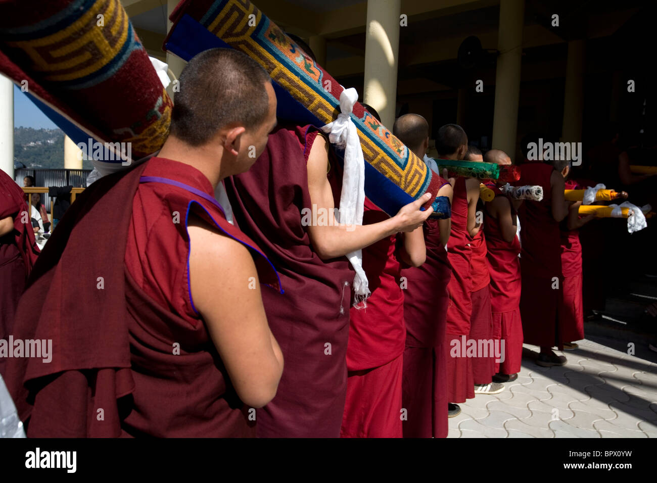 I monaci del Tibet portando offerte per il Dalai Lama al tempio Tsuglagkhang, McLeod Ganj Dharamsala, Himachal Pradesh, India. Foto Stock