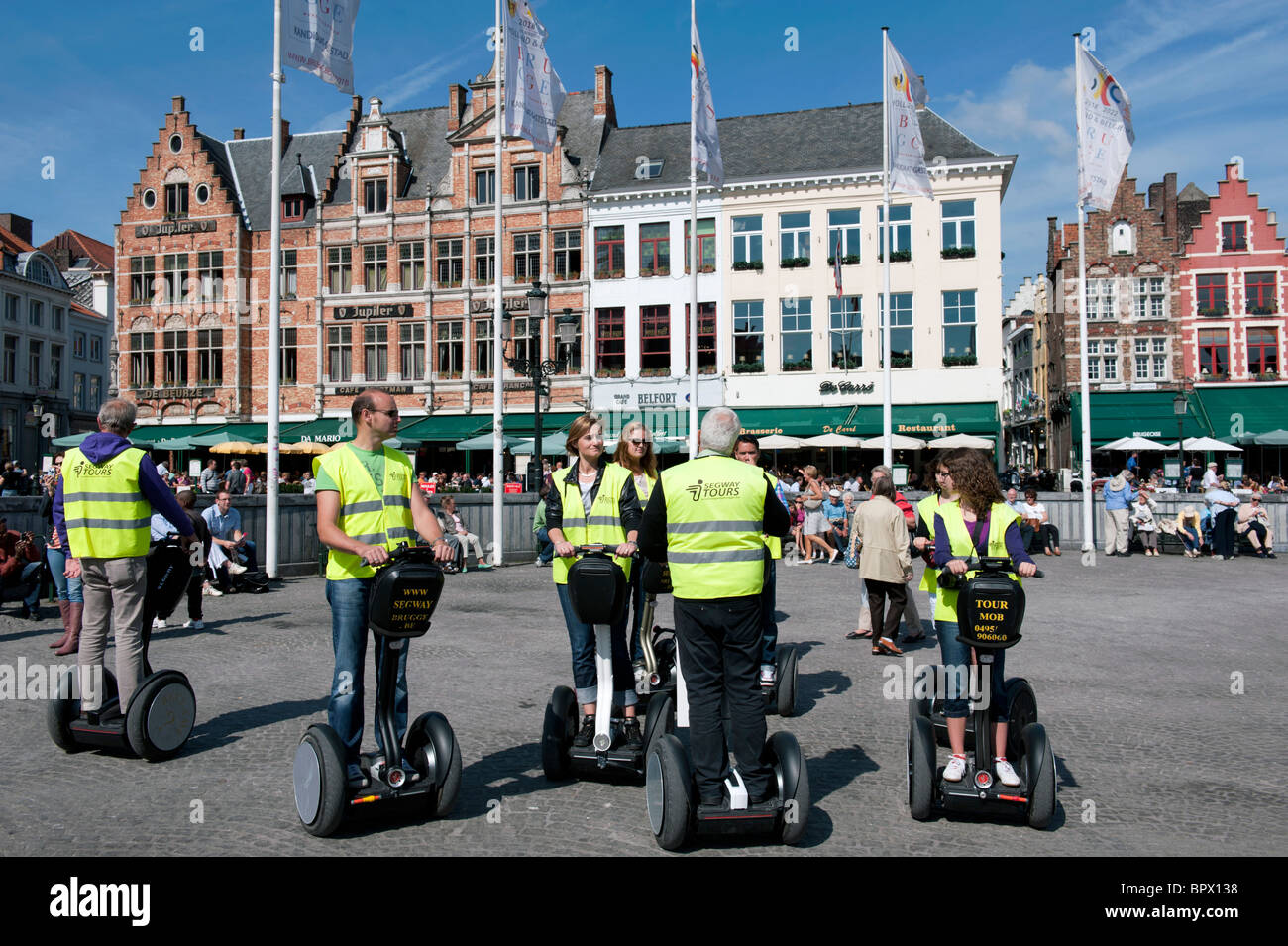 Gruppo di turisti in tour storico di Bruges su Segway veicoli elettrici in Belgio Foto Stock