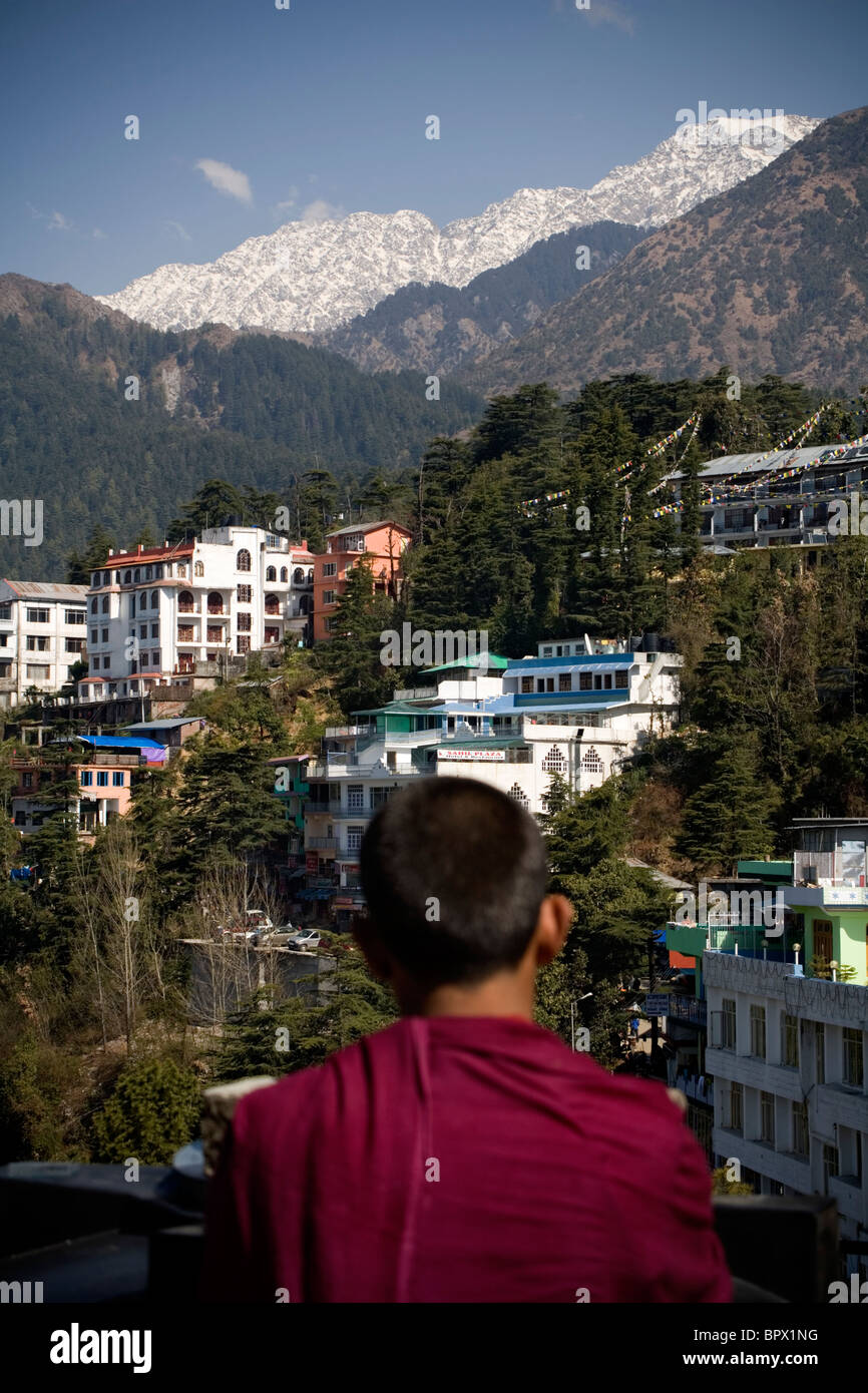 Giovane monaco buddista che si affaccia sulla fissaggi intorno McLeod Ganj Dharamsala, Himachal Pradesh, India. Foto Stock
