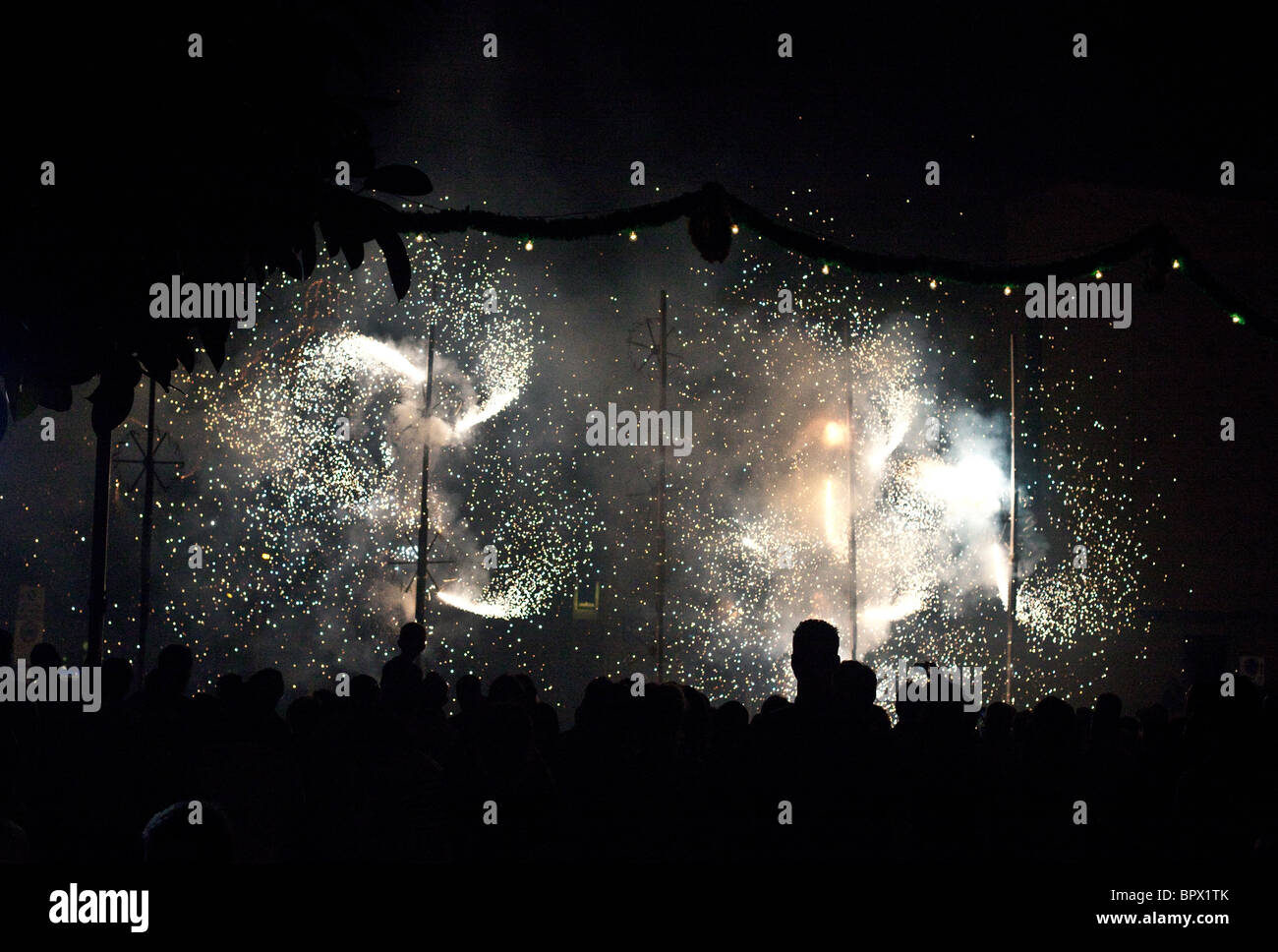 Strada di fuochi d'artificio a Birkirkara, Malta alla Festa di Sant'Elena Foto Stock