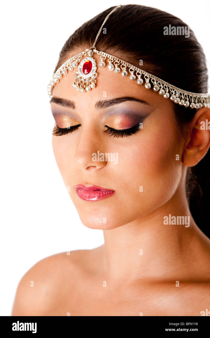 Bella faccia di una metà donna orientale con stile Arabo trucco e gioielli di testa, tipicamente utilizzato da Indian danzatrici del ventre. Foto Stock