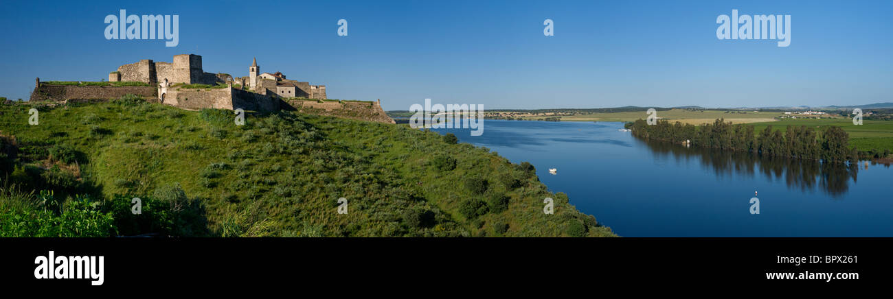 Castello di Juromenha e il fiume Guadiana, vicino a Elvas, Alentejo, Portogallo Foto Stock