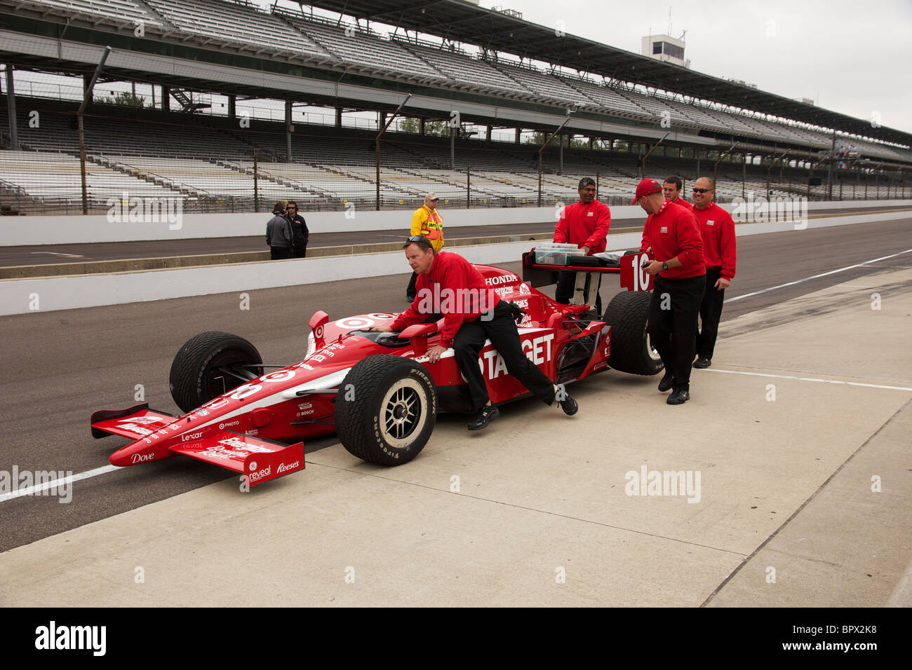 Dario Franchitti Indy Car Racer essendo mossi da pit crew. Indianapolis Motor Speedway, maggio 2010. Team vincente. Foto Stock