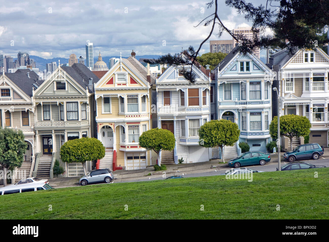 Vista di San Francisco con case in stile vittoriano di fronte Foto Stock