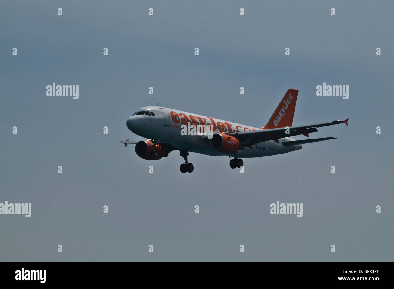 Dh aereo Air UK EasyJet Airbus A319-111 aeromobile in volo Foto Stock