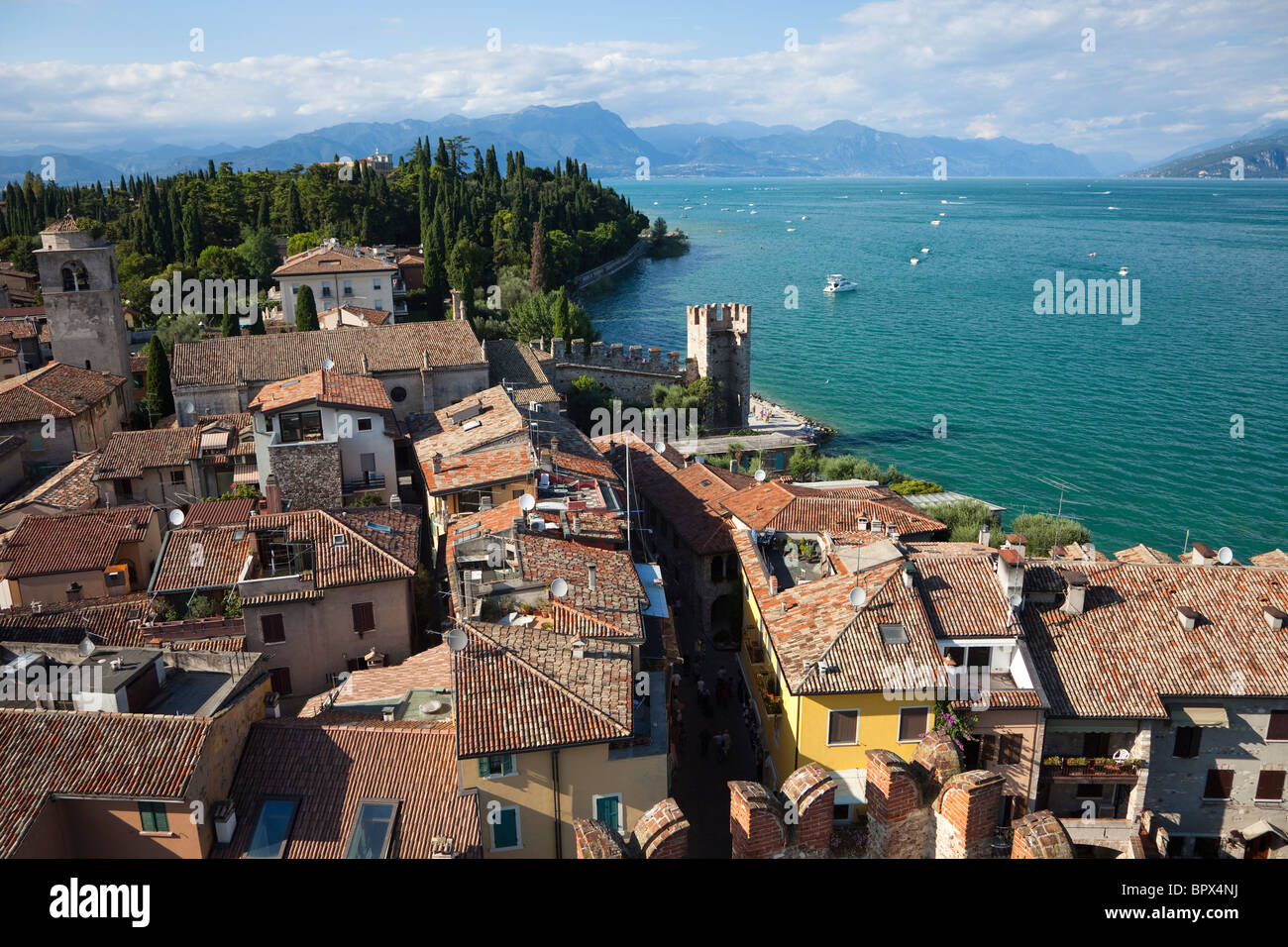Lo skyline di Sirmione sul Lago di Garda, Italia Foto Stock