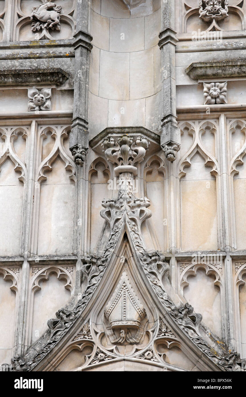 Dettaglio della scultura opera sul mercato medievale Croce, Chichester. Foto Stock