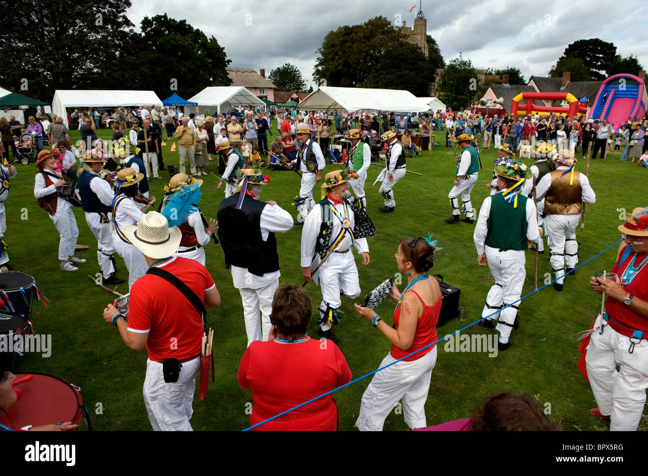 Cavendish Village Fete, Suffolk, Gran Bretagna,UK. Piccolo Egitto Morris Dancing lato da Glemsford nel Suffolk danza al ritmo di un Foto Stock