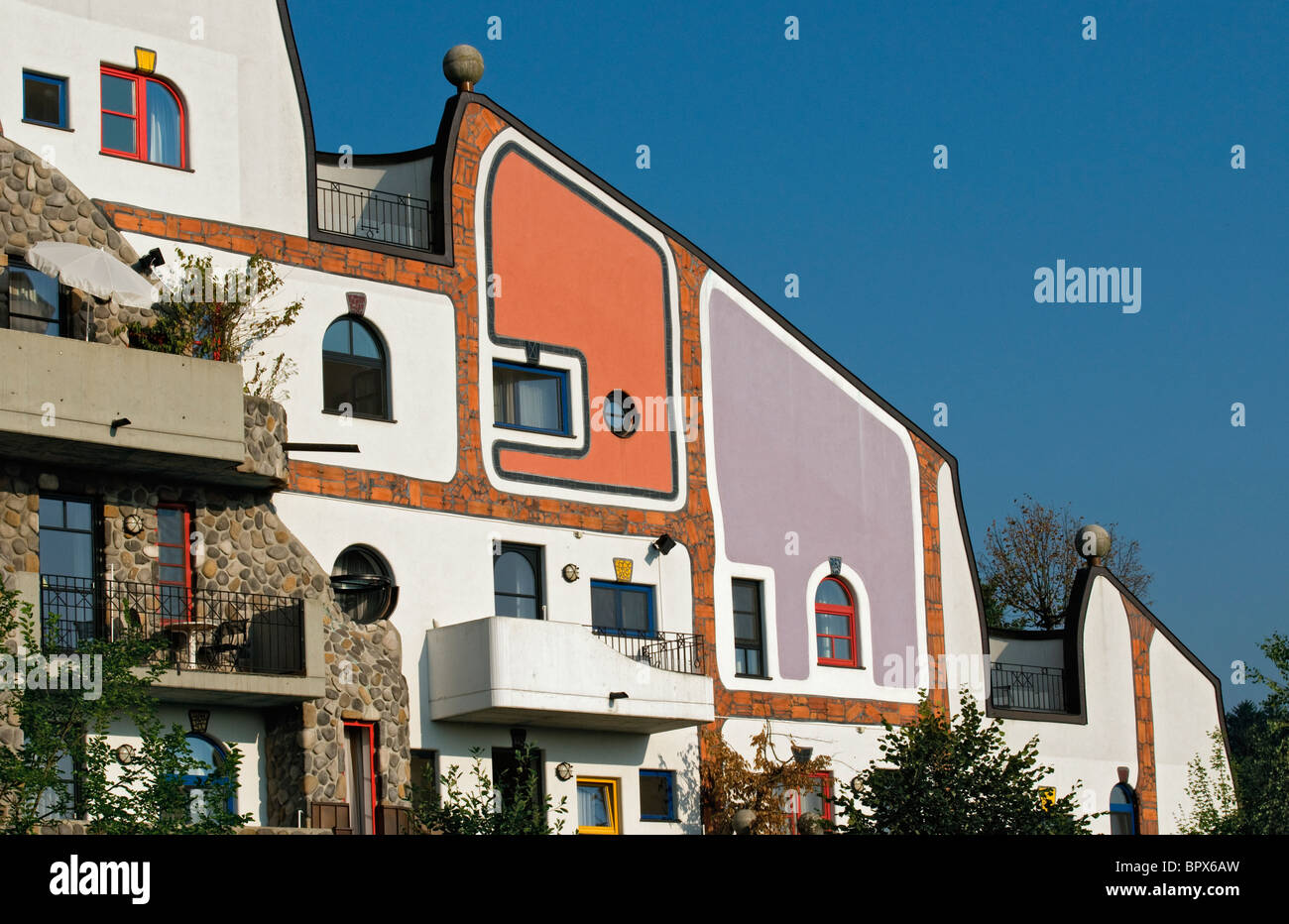 Close-up di facciata di Cadipietra (casa di pietra), Bad Blumau Hot Springs Hotel Village disegnata da Hundertwasser, Stiria, Austria Foto Stock