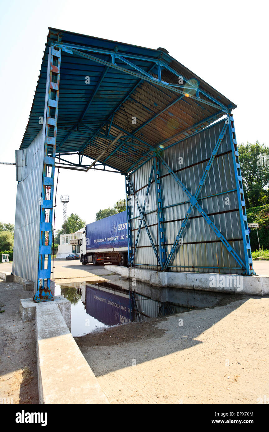 Disinfezione del veicolo post a doganale rumena, rumeno-confine bulgaro sul Danubio in Calafat Romania Foto Stock