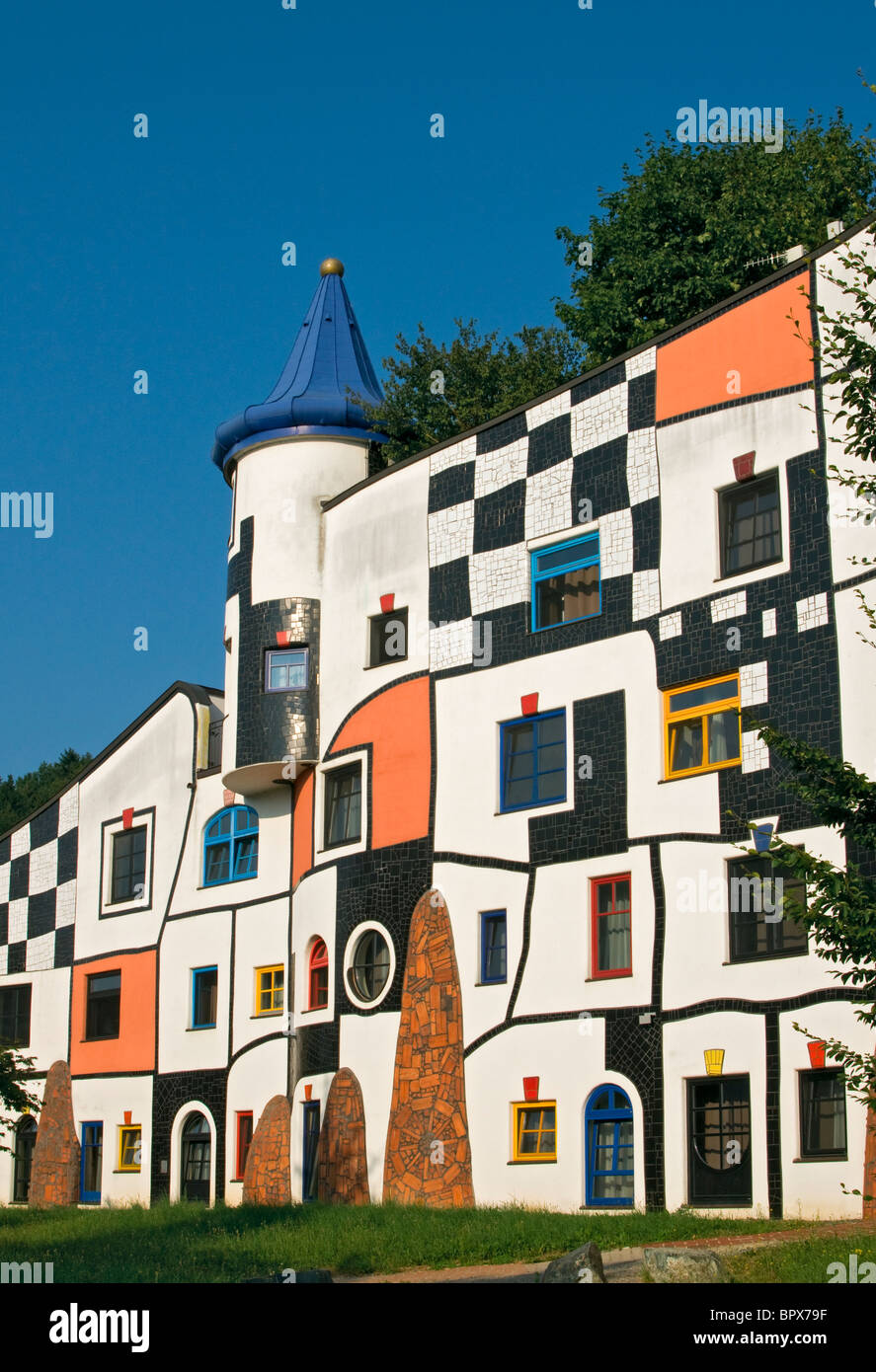 Kunsthaus (Art House) in Rogner Bad Blumau cittadina termale progettata dall architetto Friedensreich Hundertwasser, Stiria, Austria Foto Stock