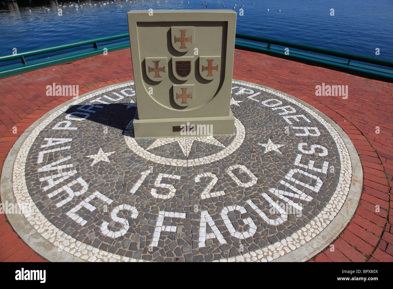 Monumento di pietra per immigranti portoghesi 1520 a Harborwalk, Halifax, Nova Scotia, Canada atlantico. Foto di Willy Matheisl Foto Stock