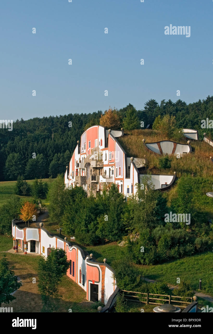 Tetto di erba di Cadipietra (casa di pietra), Bad Blumau Hot Springs Hotel Village disegnata da Hundertwasser, Stiria, Austria Foto Stock