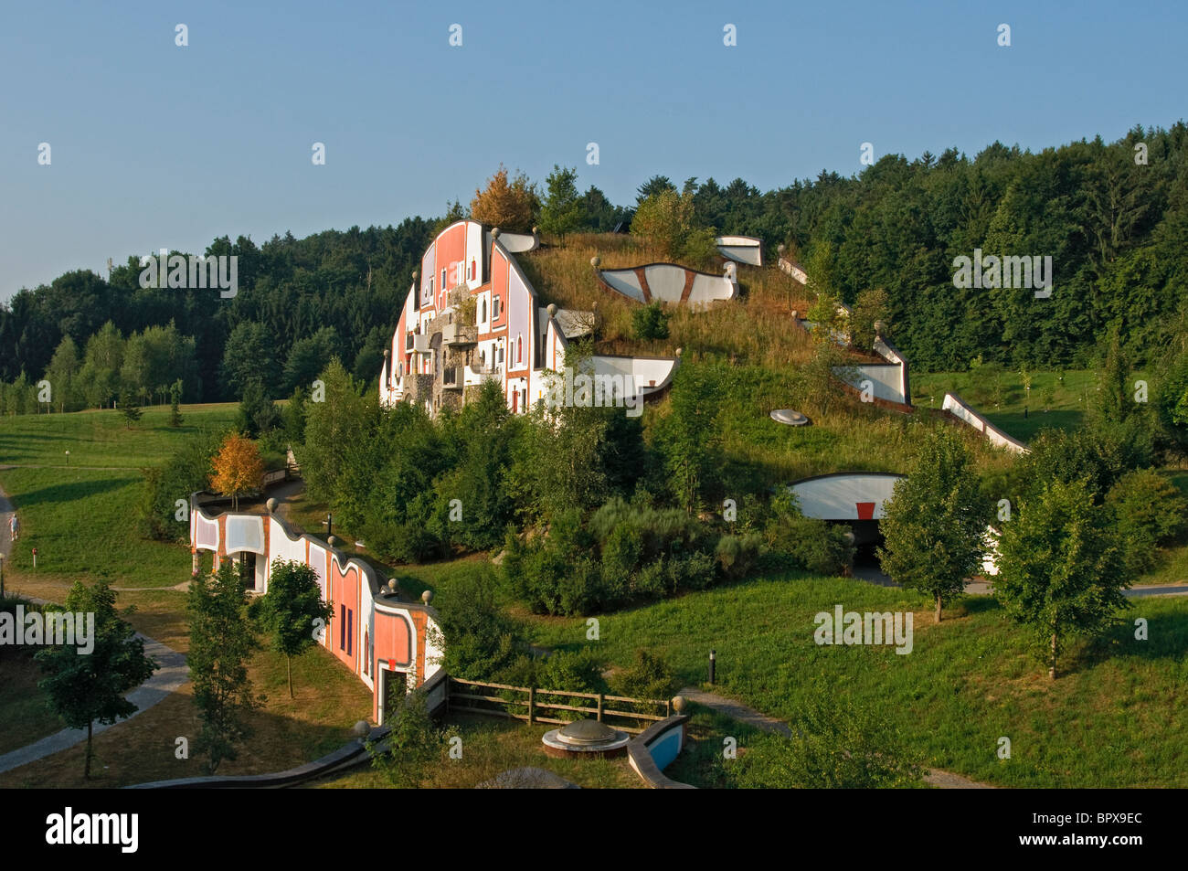 Tetto di erba di Cadipietra (casa di pietra), Bad Blumau Hot Springs Hotel Village disegnata da Hundertwasser, Stiria, Austria Foto Stock