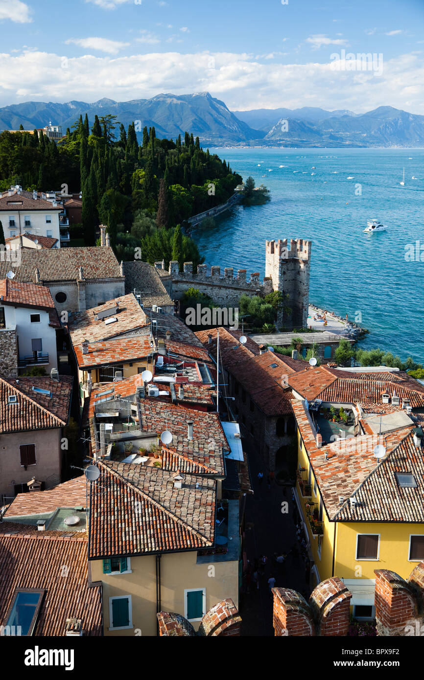 Lo skyline di Sirmione sul Lago di Garda, Italia Foto Stock