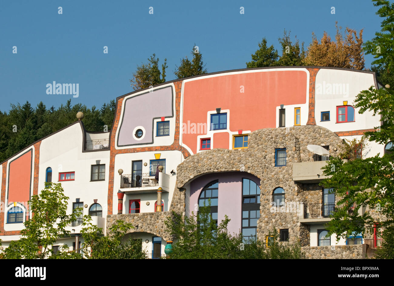 Close-up di facciata di Cadipietra (casa di pietra), Bad Blumau Hot Springs Hotel Village disegnata da Hundertwasser, Stiria, Austria Foto Stock