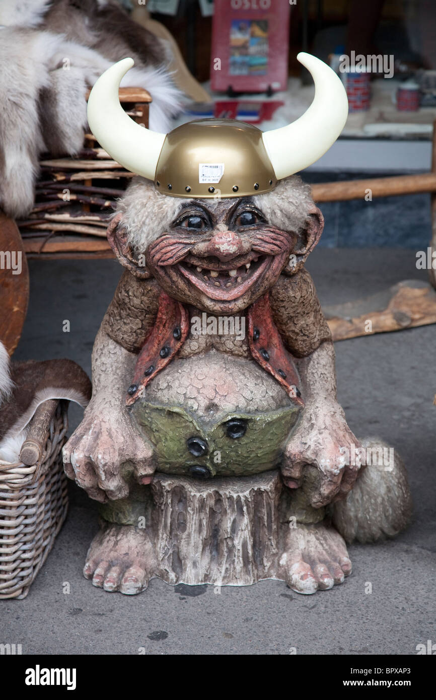 Troll norvegesi che indossa elmo vichingo con corna in vendita nel negozio di souvenir in Oslo. Foto:Jeff Gilbert Foto Stock