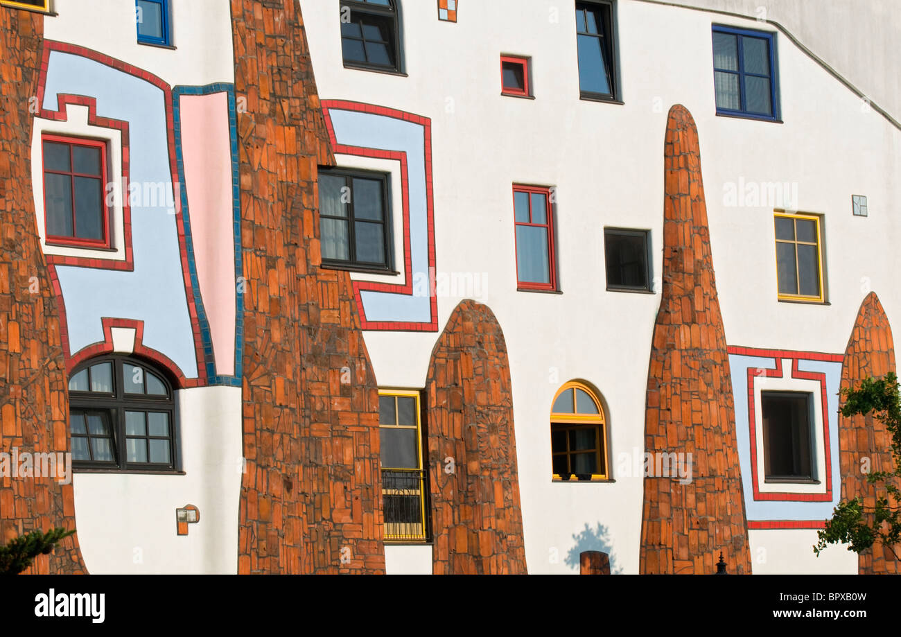 Close-up di facciata di Ziegelhaus (casa di mattoni), Hot Springs Hotel And Spa da Hundertwasser di Bad Blumau, Stiria, Austria Foto Stock