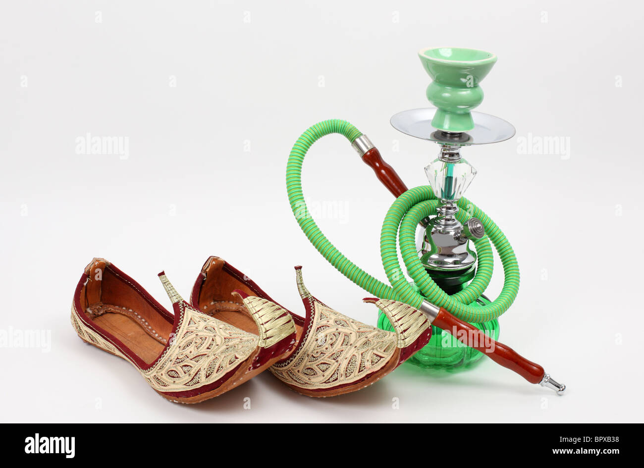 Tubo di acqua e tradizionali scarpe arabo Foto Stock