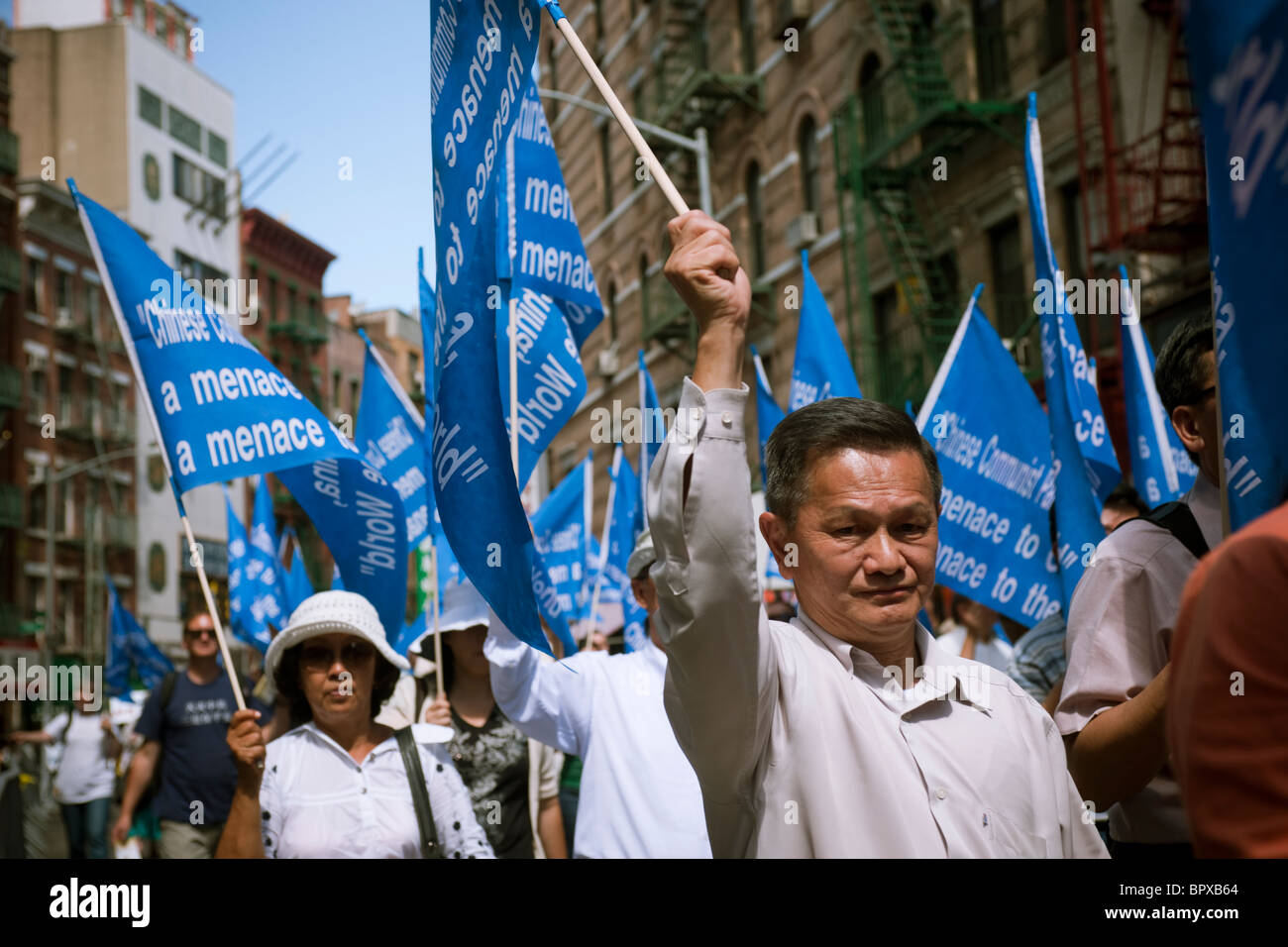 I membri della setta Falun Dafa (Falun Gong) provenienti da tutto il mondo sfilano per le strade di Chinatown in New York Foto Stock