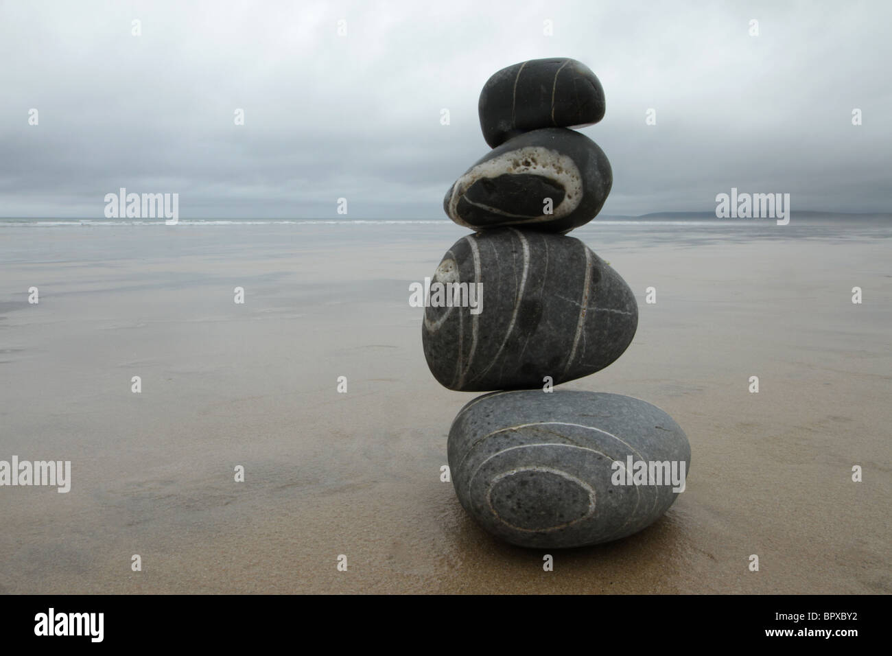 Pietre di bilanciamento sulla spiaggia a Condino, Devon, Regno Unito Foto Stock