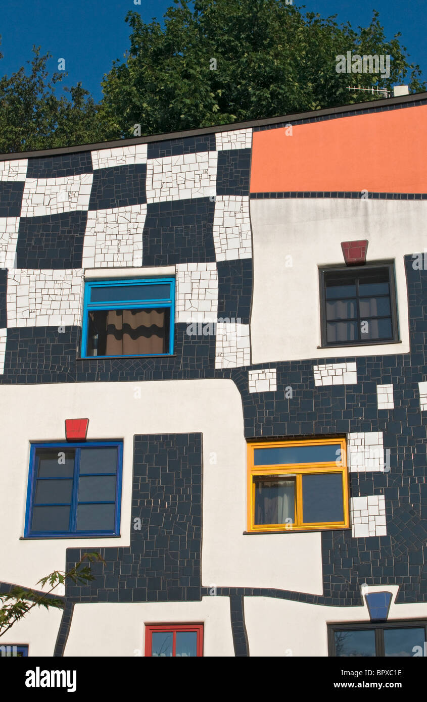 Dettaglio della facciata, il Kunsthaus (Art House), il Rogner Bad Blumau cittadina termale progettata dall architetto Hundertwasser, Stiria, Austria Foto Stock