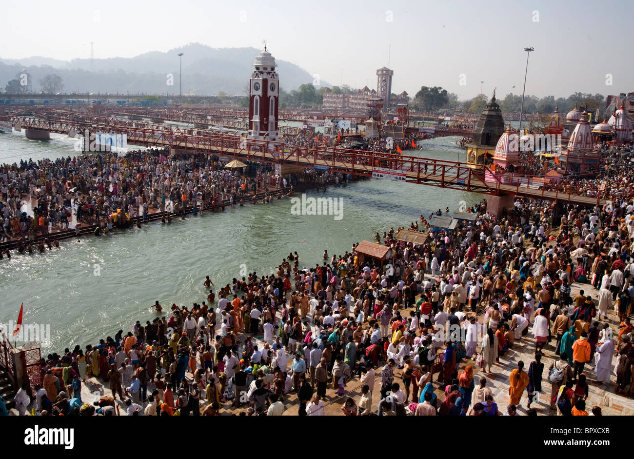 Fiume Gange, migliaia di pellegrini Indù raccolta durante il Kumbh Mela festival, Haridwar, Uttarakhand, India 2010. Foto Stock