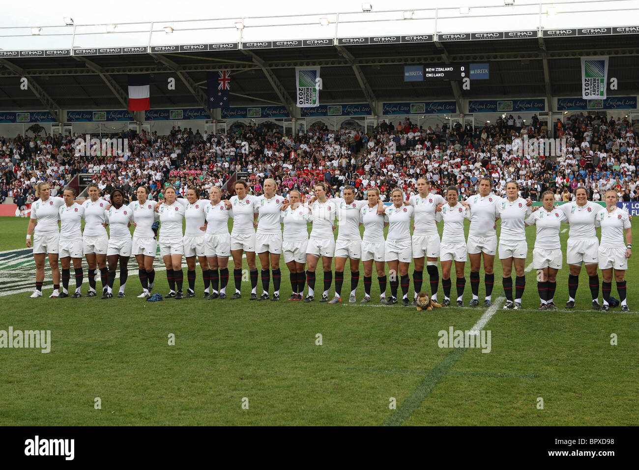 Squadra dell'Inghilterra in linea durante l'inno durante la donna della Coppa del Mondo di Rugby finale. Foto Stock