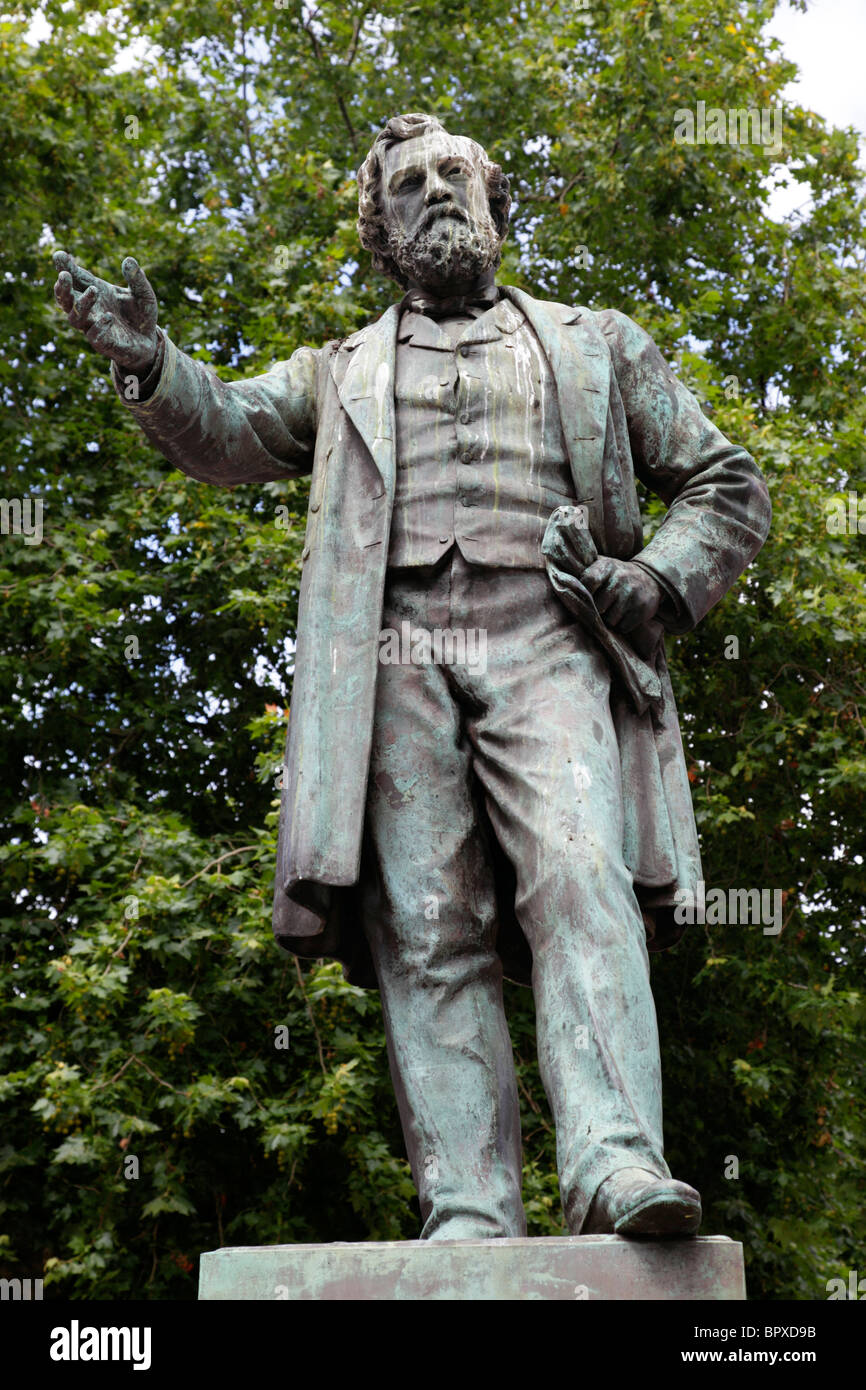 Statua di John Batchelor vicino a St Davids Hall Hayes Galles Cardiff Regno Unito Foto Stock