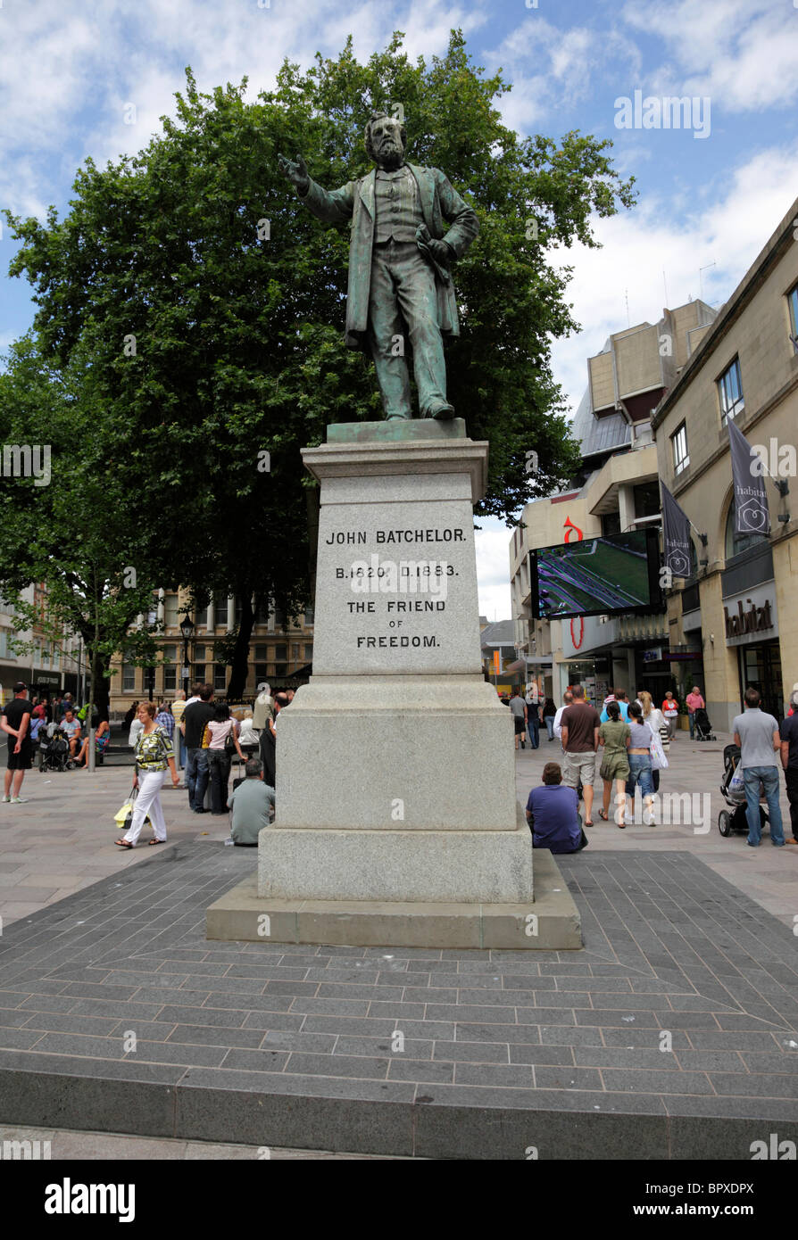Statua di John Batchelor vicino a St Davids Hall Hayes Galles Cardiff Regno Unito Foto Stock