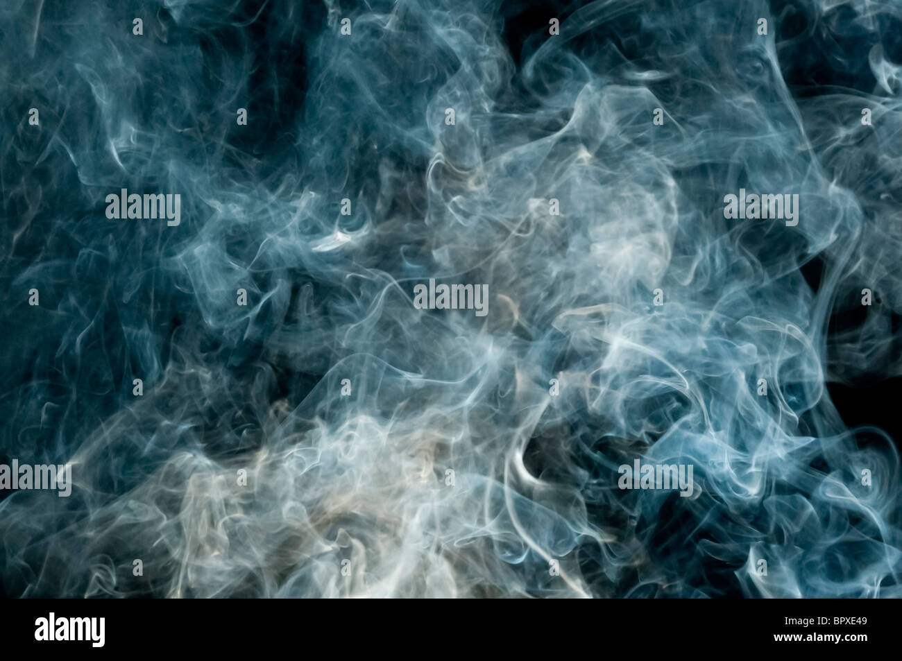 Il fumo nel buio Foto Stock