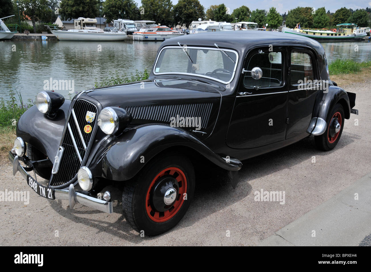 Citroen avant trazione parcheggiata vicino al centro canal, Briare, Francia Foto Stock