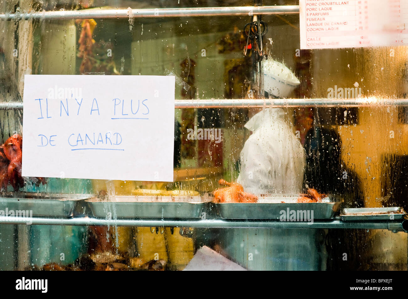 "C'è più alcuna duck' afferma il poster durante il nuovo anno cinese, nel quartiere cinese di Parigi, Francia. Foto Stock