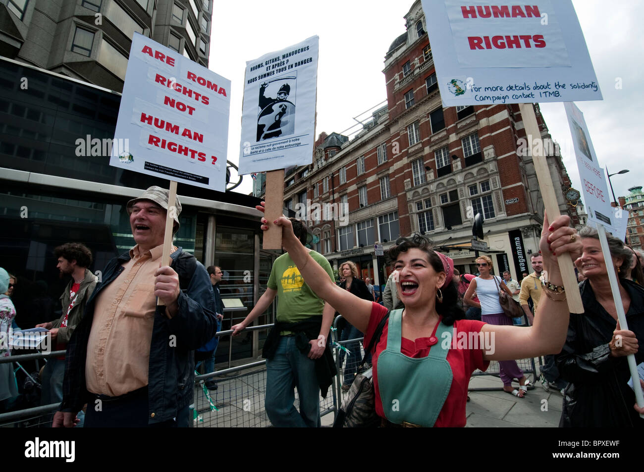 I viaggiatori irlandesi e Roma zingari protesta a Londra circa la politica francese di rimozione di campi nomadi siti Foto Stock