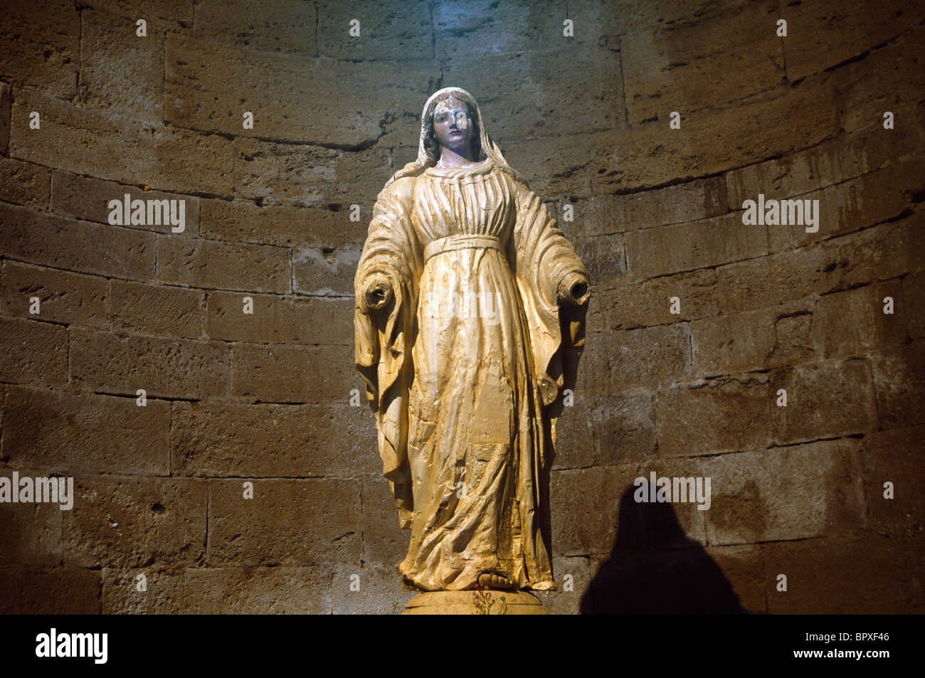 Maguelone Francia Linguadoca Rossiglione cattedrale Saint Pierre de Maguelone statua della Vergine Maria Foto Stock