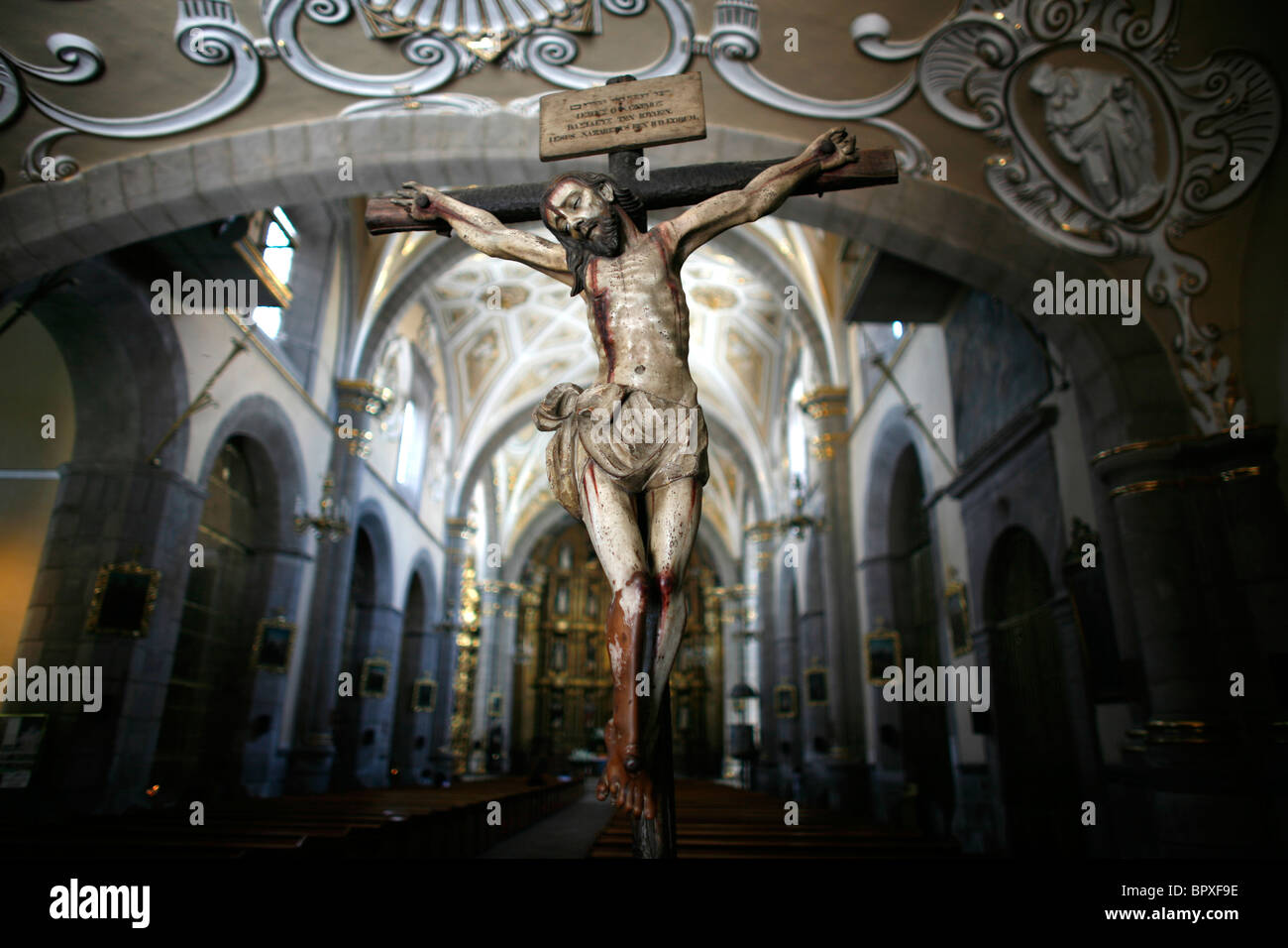 Una scultura di Gesù sulla croce in una chiesa, Agosto 20, 2007 in Puebla de Zaragoza, Messico. Foto Stock