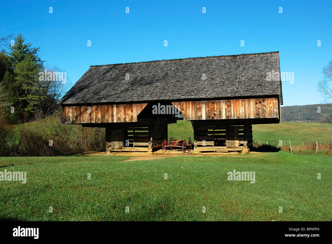 Fienile a sbalzo a Brierley Hill House e cascina in Cades Cove Tennessee Foto Stock