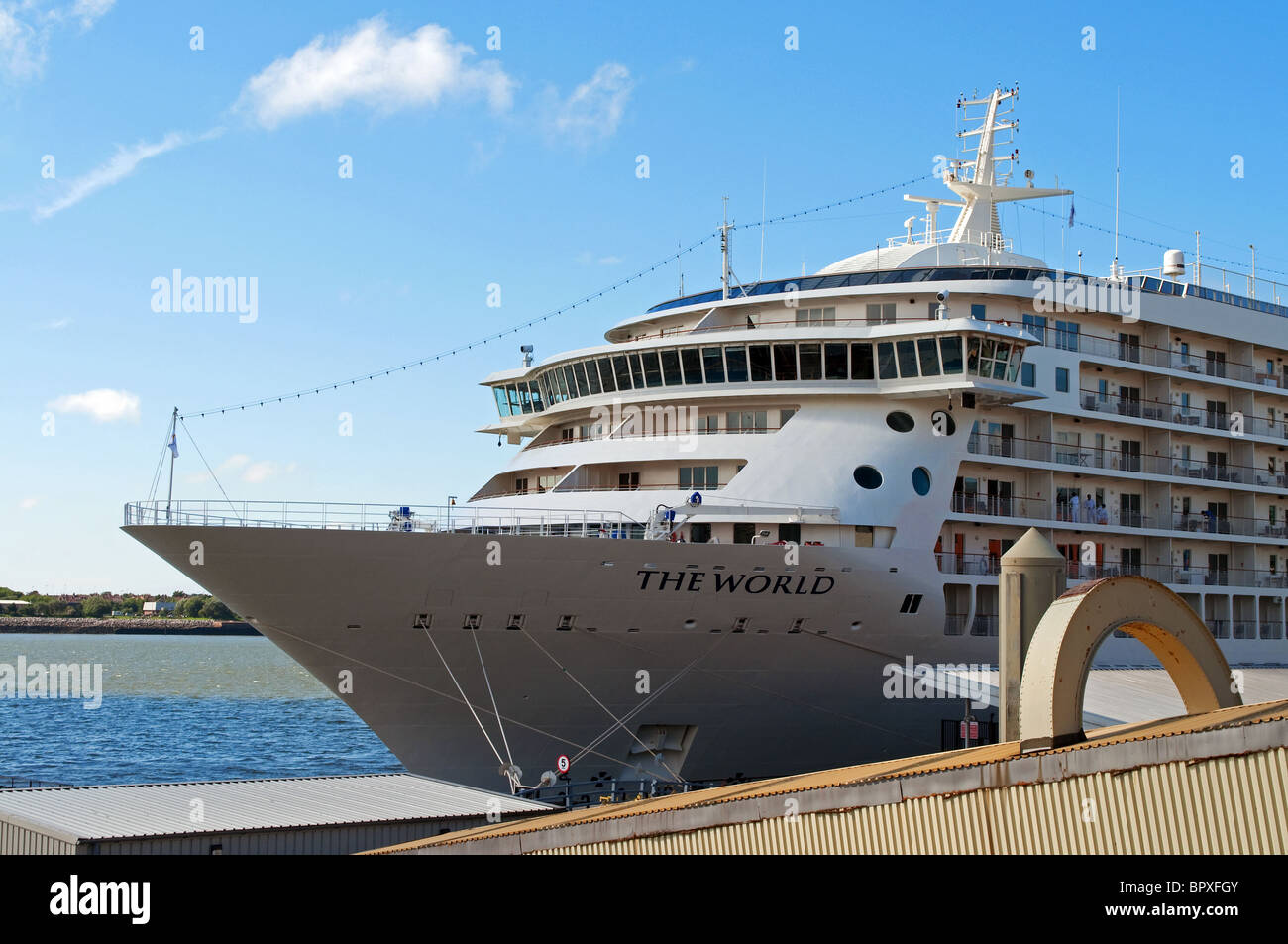 ' Il mondo ' di una lussuosa nave da crociera nel porto di Liverpool, Regno Unito Foto Stock