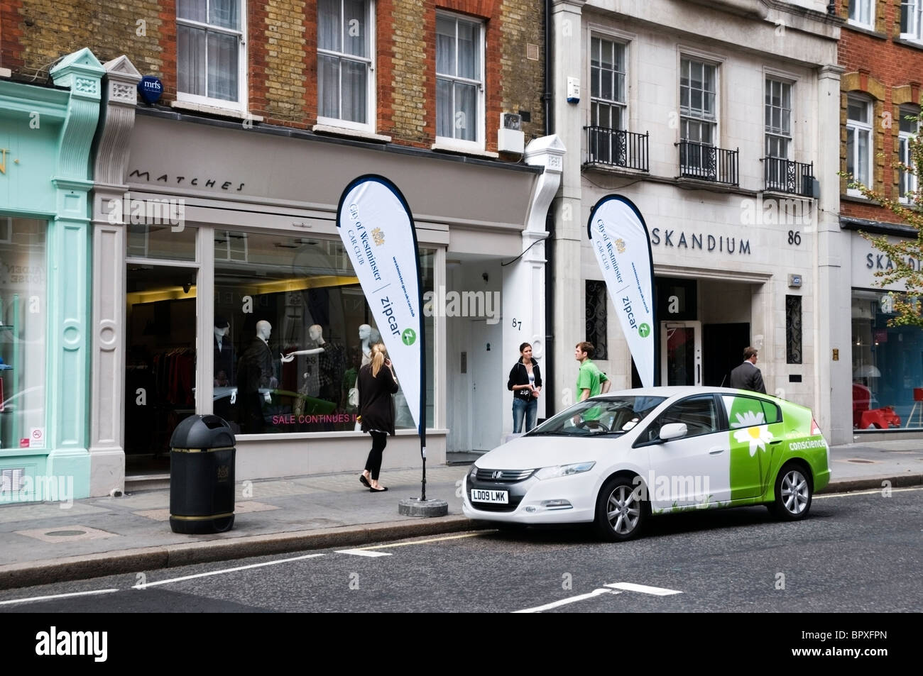 Zipcar, Auto Zip City of Westminster guida la pubblicità del progetto a Marylebone High Street, London, England, Regno Unito, Europa, UE Foto Stock