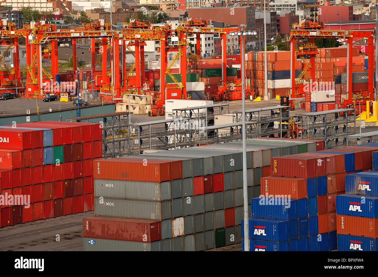 Contenitori di carico essendo spento caricato nella città di porto di Vancouver, Canada Foto Stock