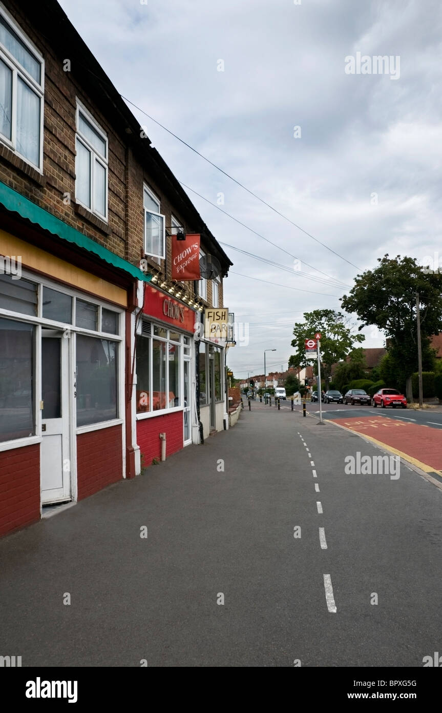 Suburbia empty street, Fish & Chips e Chow's Express takeaway insegne dei negozi, West Sutton Surrey, Inghilterra, Regno Unito, Europa UE Foto Stock