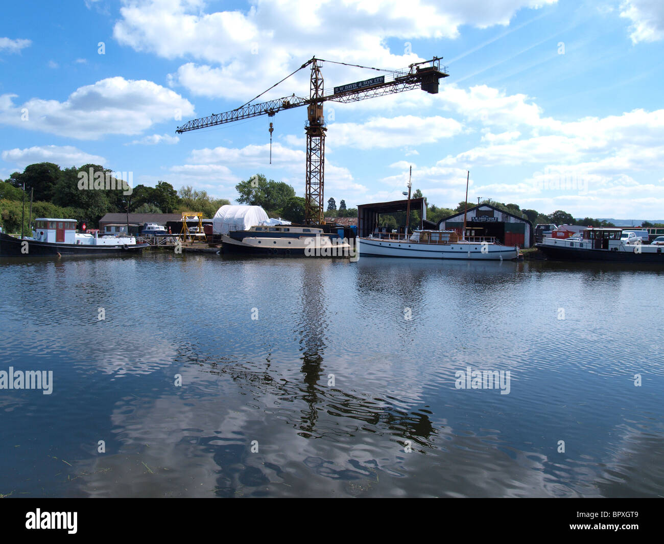 Barca cantiere, su Gloucester e Nitidezza Canal a Saul Junction, Regno Unito Foto Stock