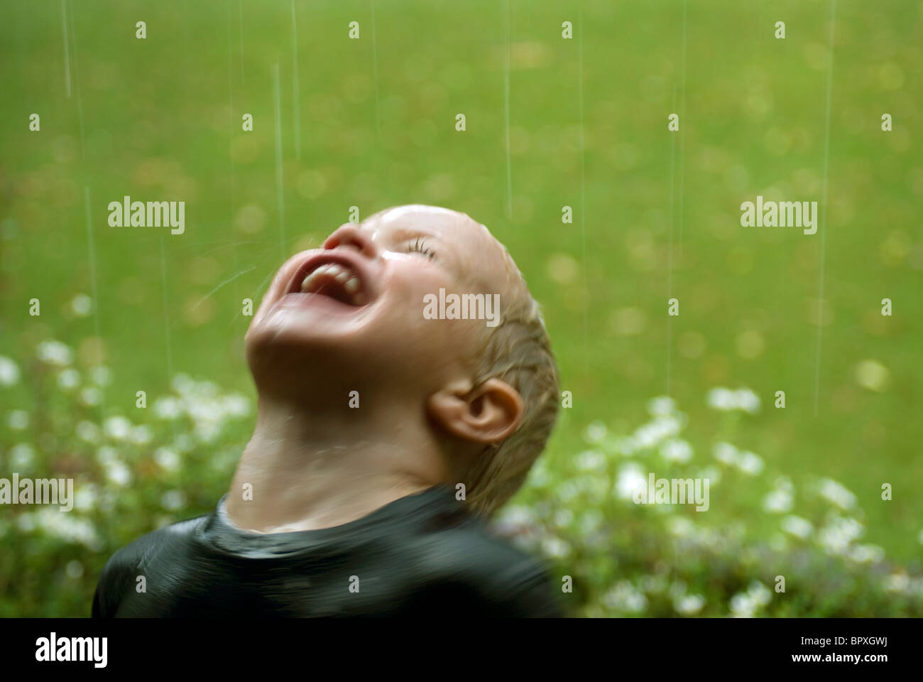 Durante una tempesta baby ama bere acqua di pioggia nel giardino che è pulito e puro, leggera e rinfrescante. Foto Stock