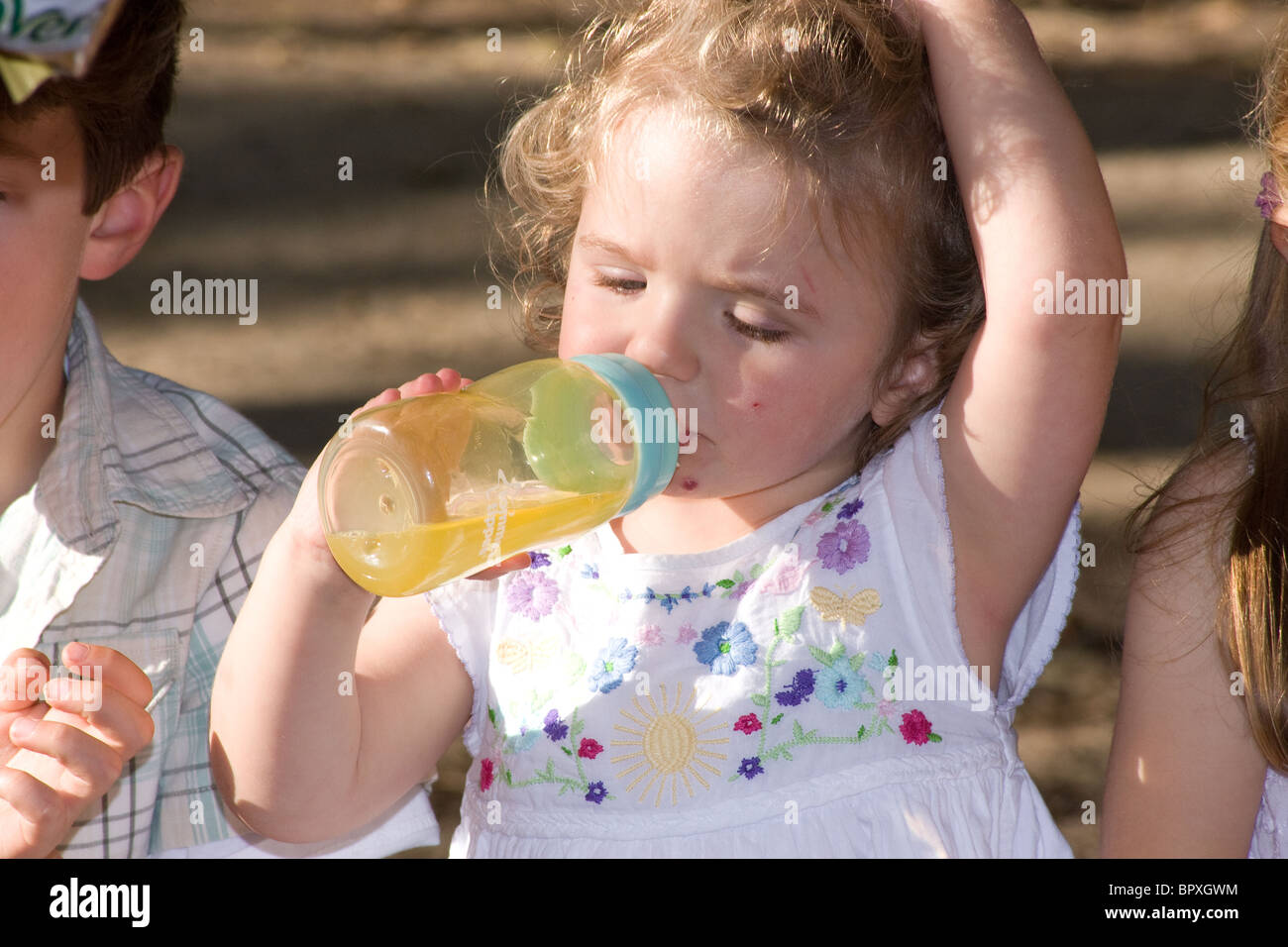 Baby toddler pongono bambino faccia di impegno di espressione Foto Stock