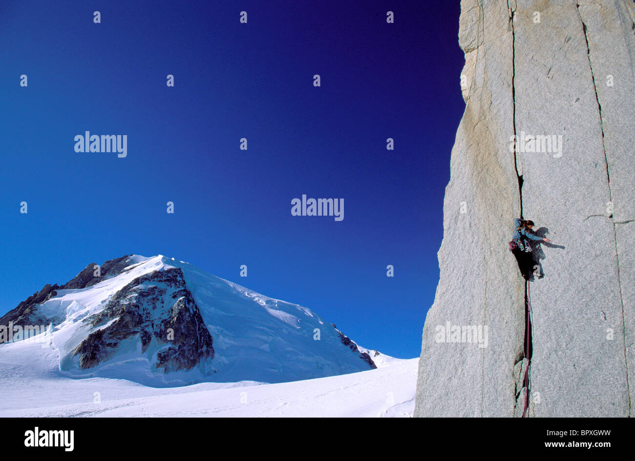 Donna arrampicate nelle Alpi francesi nei pressi di Mont Blanc al di fuori di Chamonix, Francia. Questa foto è stata scattata vicino a Foto Stock