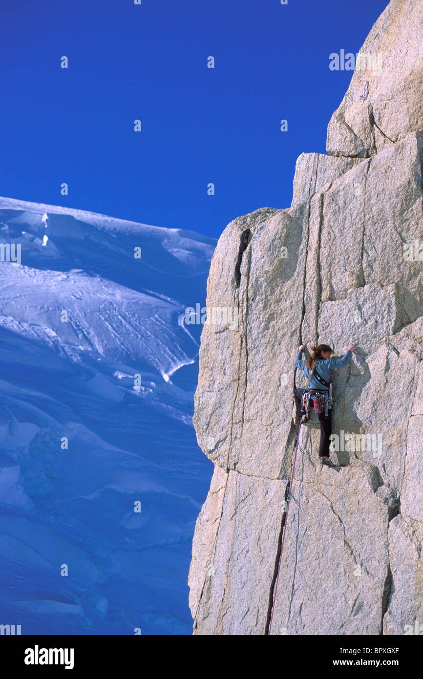 Donna arrampicate nelle Alpi francesi nei pressi di Mont Blanc al di fuori di Chamonix, Francia. Questa foto è stata scattata vicino l'IA Foto Stock