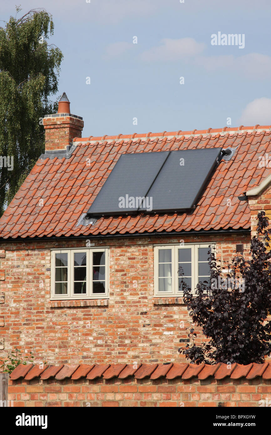 Pannelli solari su una casa in U.K. Foto Stock