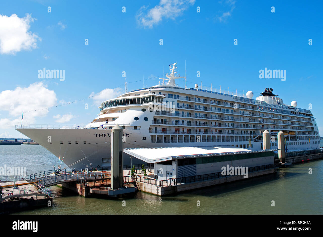 ' Il mondo ' lussuosa nave da crociera nel porto di Liverpool, Regno Unito Foto Stock