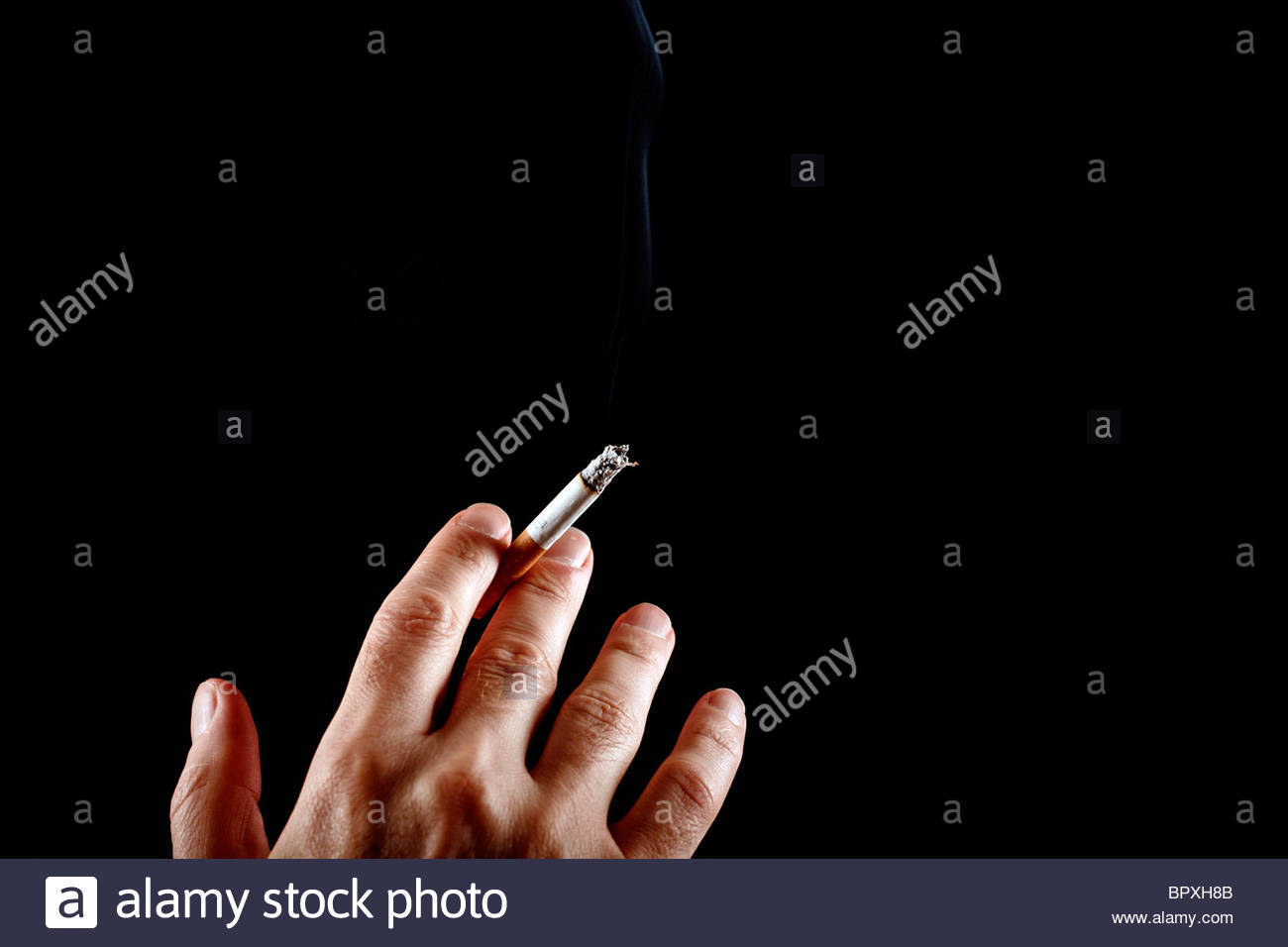 Man mano con sigaretta Foto Stock