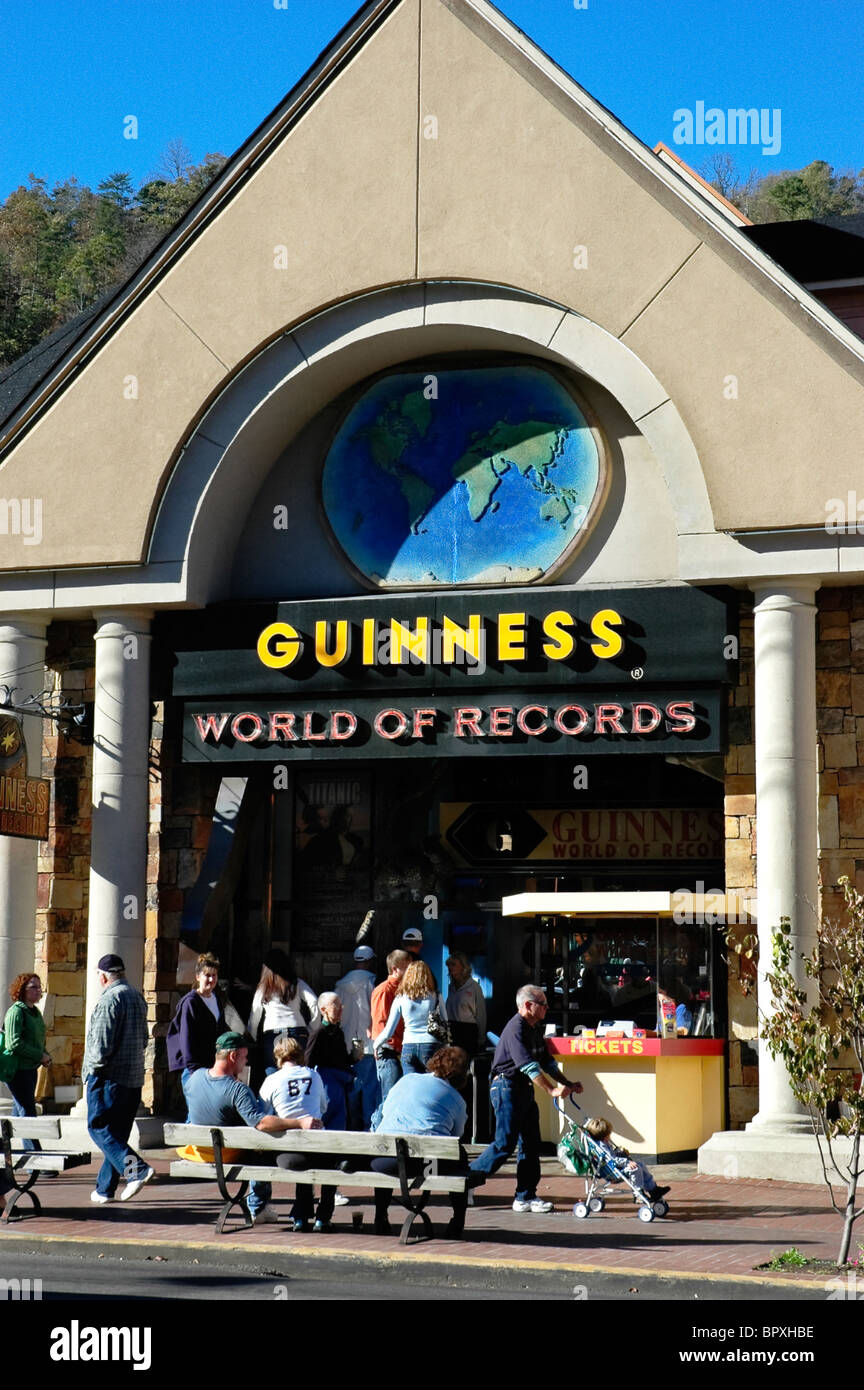I turisti nella parte anteriore del Guinness World Record a Gatlinburg, TN. Foto Stock